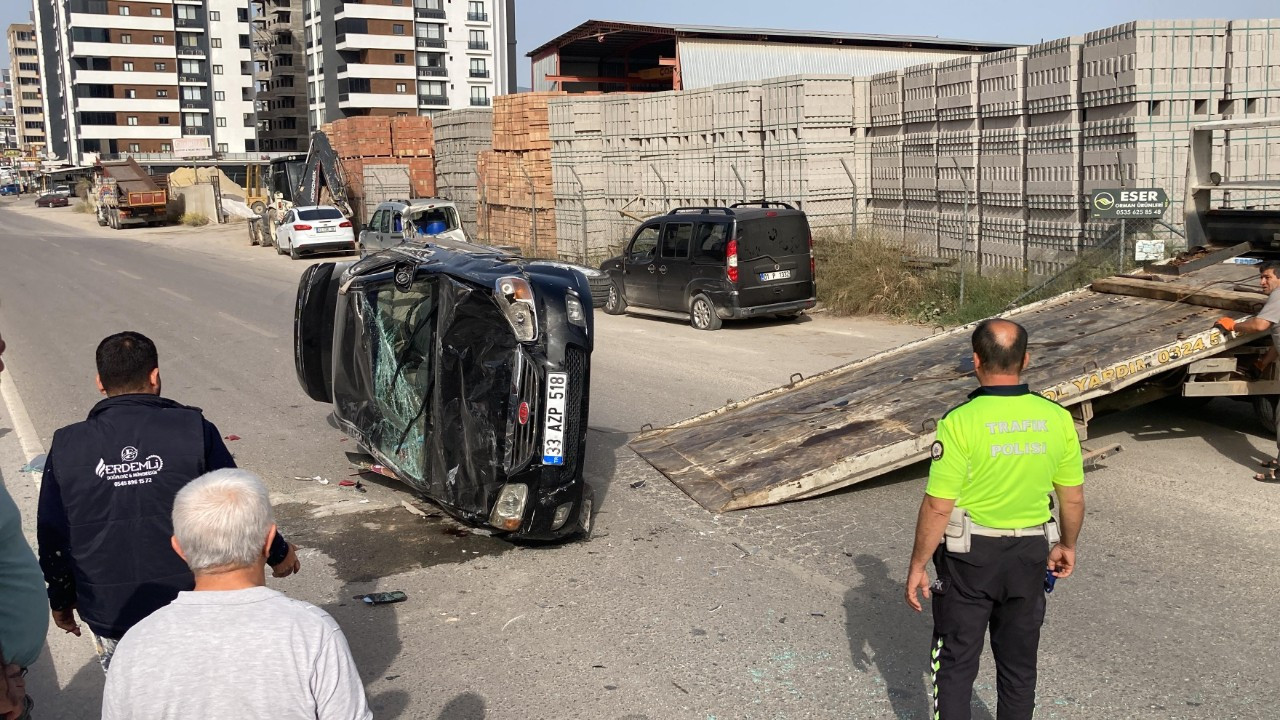 Mersin'de Otomobil Refüje Çarpıp, İki Araca Vurup Ters Döndü