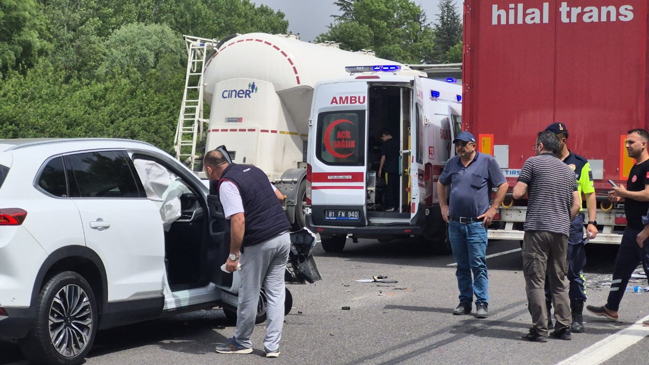 Düzce'de Otoyolda 3 Araç Çarpıştı: 4 Yaralı