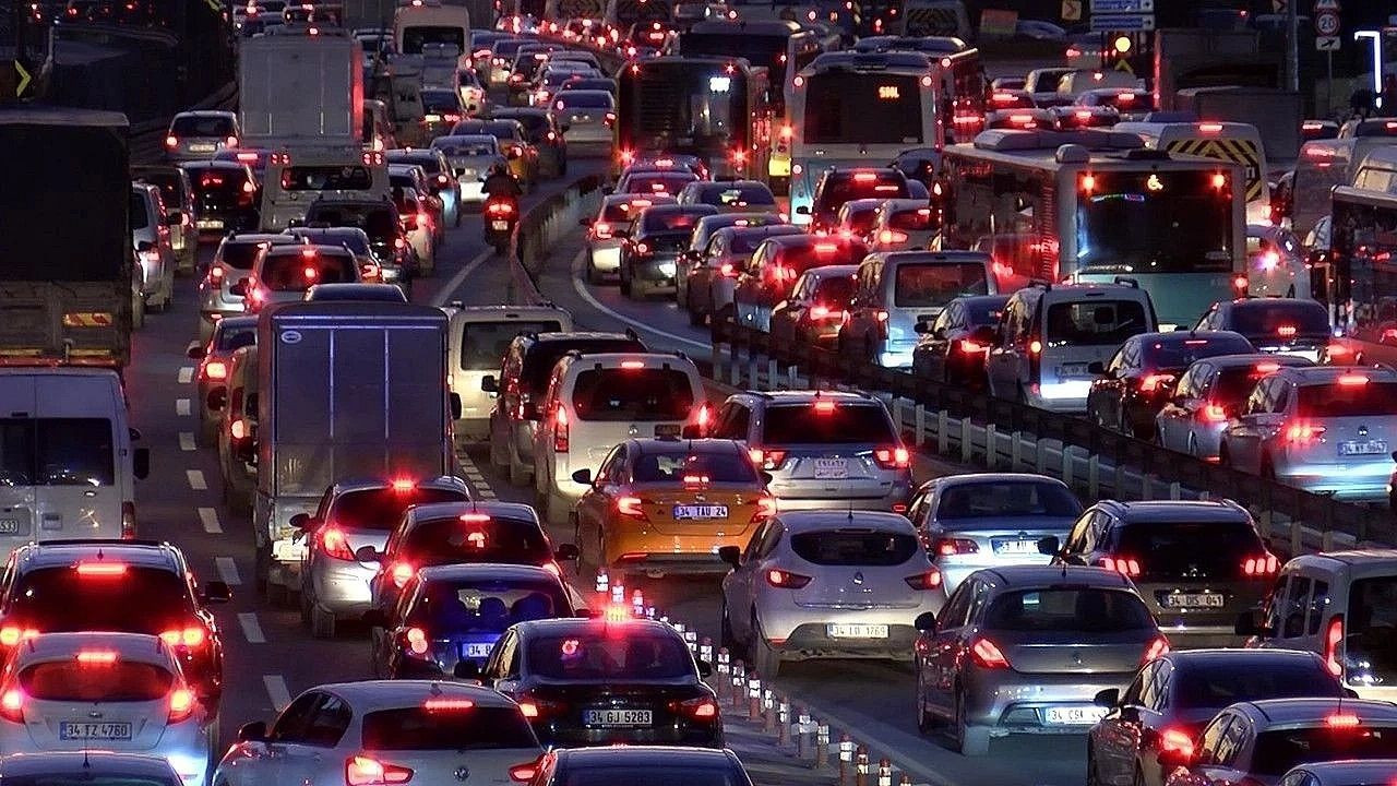Türkiye’de Trafiğe 4 Ayda 690 Bin Yeni Araç Girdi: Taşıt Sayısı 32 Milyona Yaklaştı - Sayfa 1
