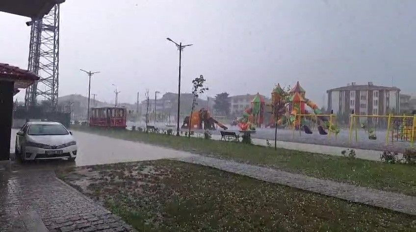 Düzce'de Şehir Merkezinde Dolu Yağışı Etkili Oldu - Sayfa 4