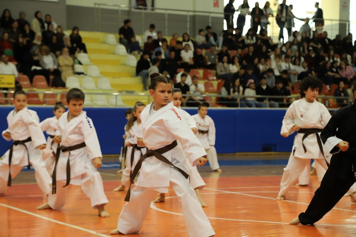 19 MAYIS HENDEK’TE COŞKUYLA KUTLANDI - Sayfa 1