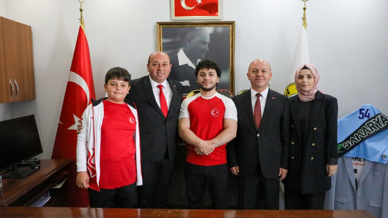 Başkan Ata, Ferizli’nin Altın Bileği Dünya Şampiyonu İsmail Hacı Bekar’ı Ağırladı