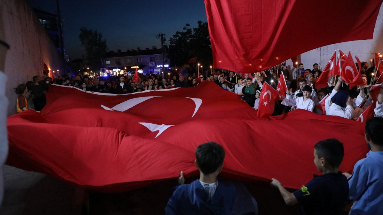 Ferizli'de 19 Mayıs Coşkusu Fener Alayı ile Taçlandı