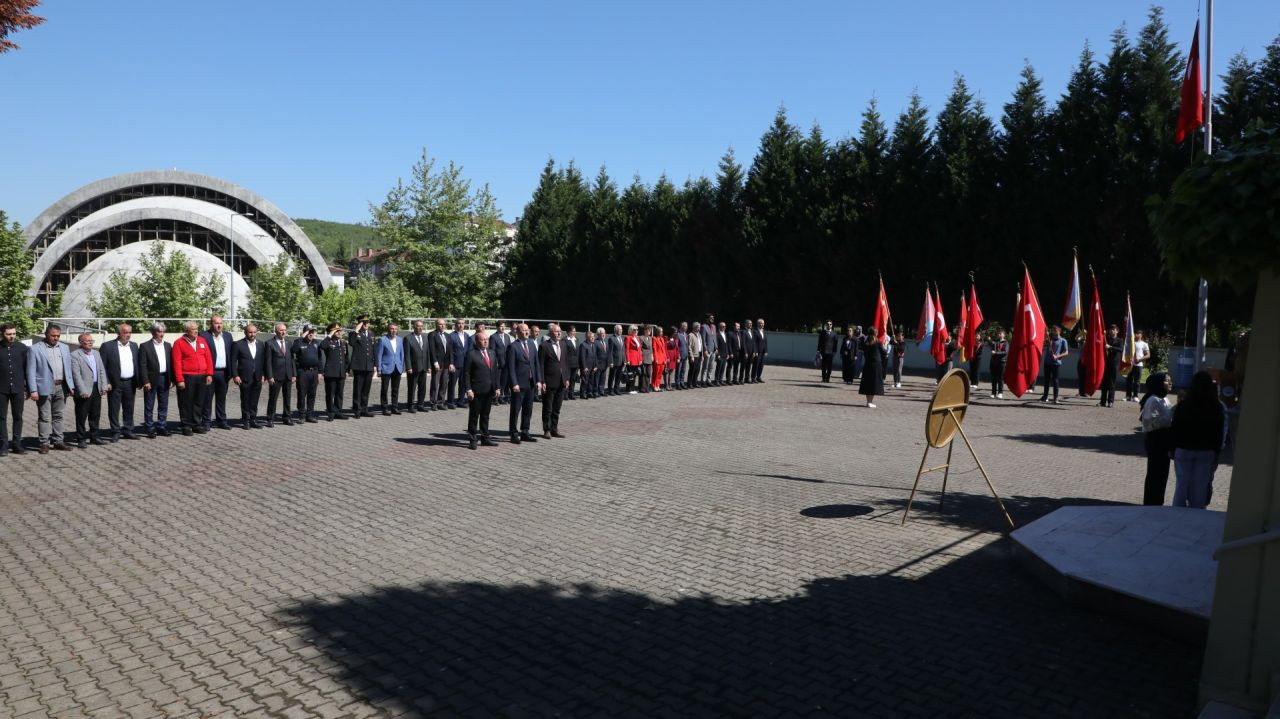 Ferizli'de 19 Mayıs Coşkusu: Atatürk'ü Anma, Gençlik ve Spor Bayramı Törenlerle Kutlandı - Sayfa 1