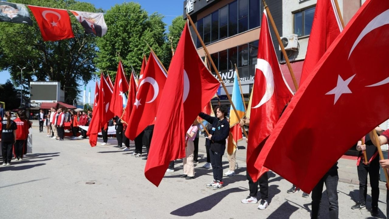 19 MAYIS HENDEK’TE COŞKUYLA KUTLANDI