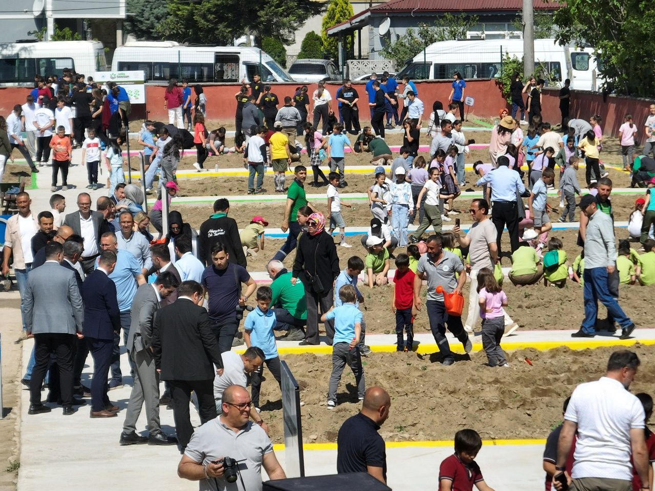 Ada Bostan Hobi Bahçeleri Coşkuyla Açıldı: Başkan Işıksu ile Çocuklar Toprakla Buluştu - Sayfa 1