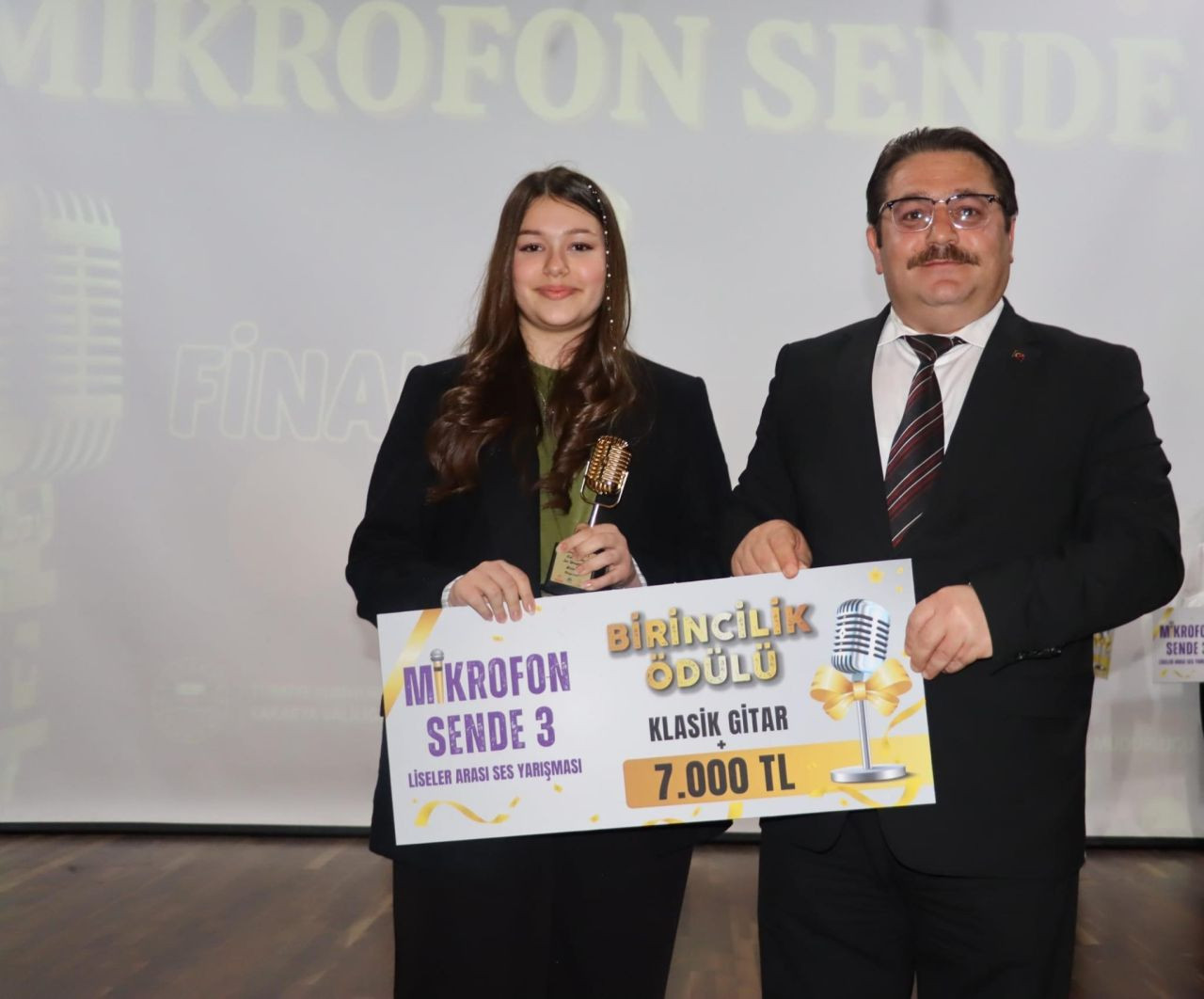 “MİKROFON SENDE 3” SES YARIŞMASI FİNAL VE ÖDÜL TÖRENİ COŞKUYLA GERÇEKLEŞTİRİLDİ - Sayfa 1