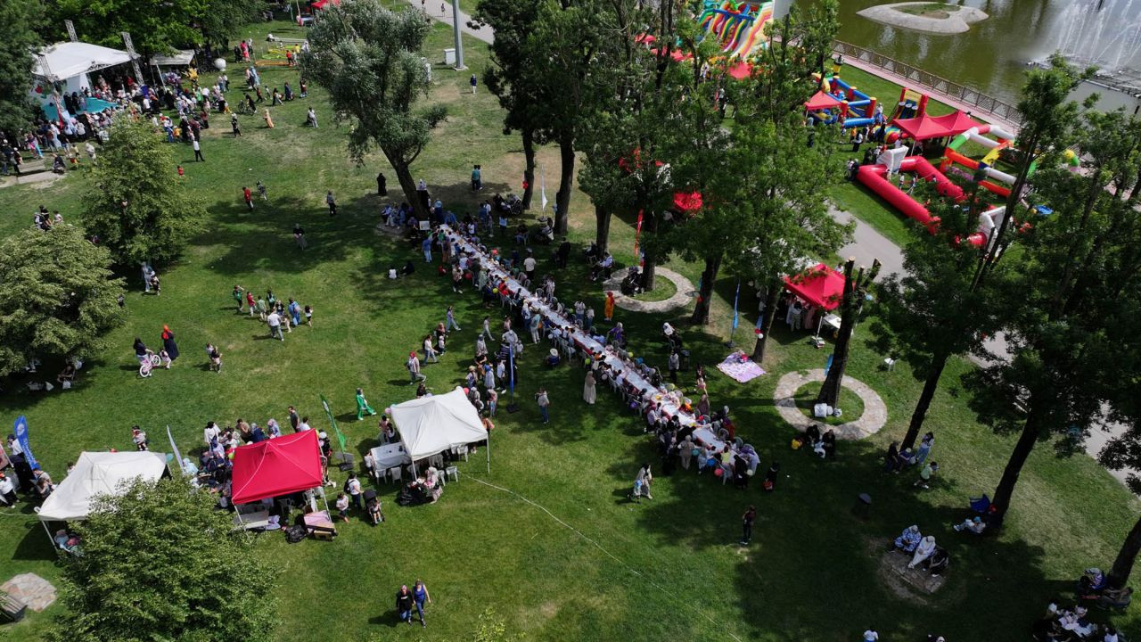 En güzel şenlik: Binlerce çocuk doyasıya eğlendi - Sayfa 1