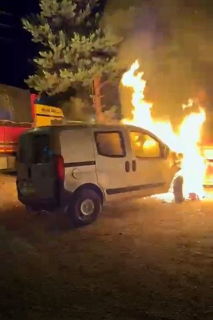 Park halindeki araç alev topuna döndü - Sayfa 1