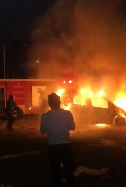 Park halindeki araç alev topuna döndü - Sayfa 2