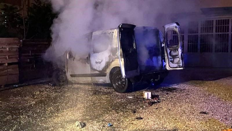 Park halindeki araç alev topuna döndü - Sayfa 4