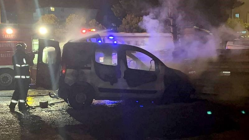 Park halindeki araç alev topuna döndü - Sayfa 3