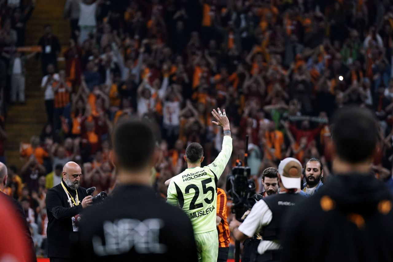 Galatasaray şampiyonluğu taraftarı önünde kutladı - Sayfa 2