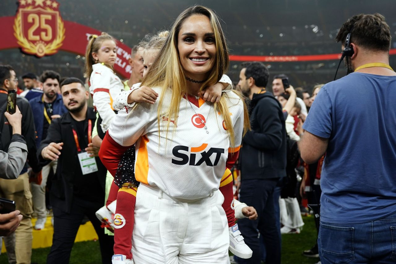 Galatasaray şampiyonluğu taraftarı önünde kutladı - Sayfa 6