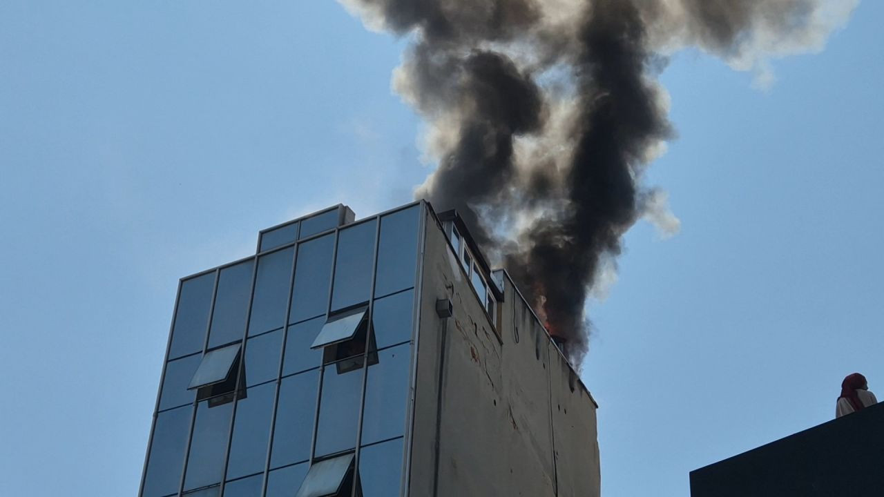 Tekirdağ'da 5 katlı pastane alev alev yandı, mahalleli sokağa döküldü - Sayfa 1