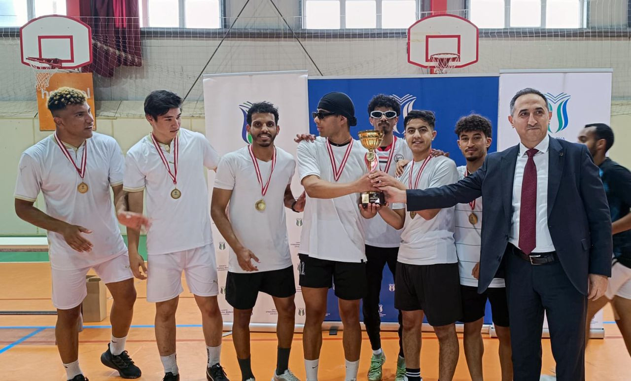 Futsal turnuvasında şampiyonlar ödüllerini aldı - Sayfa 1