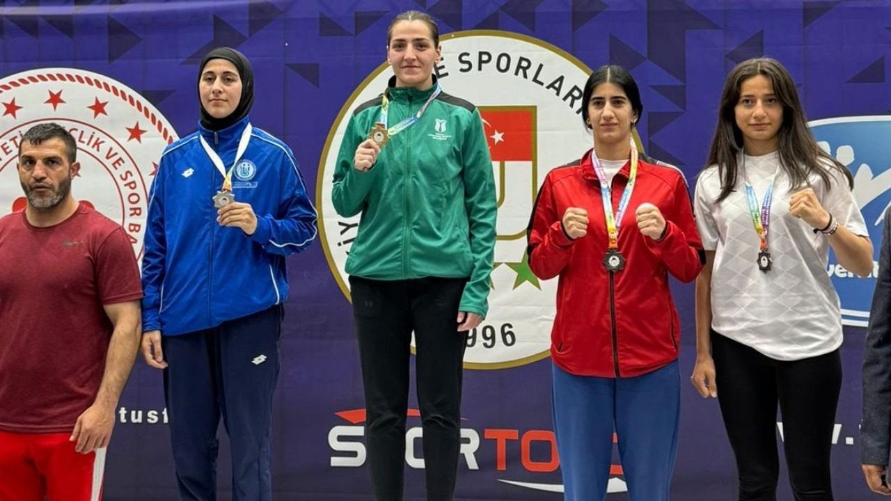 Yumruklarını altın madalya için sıraladı