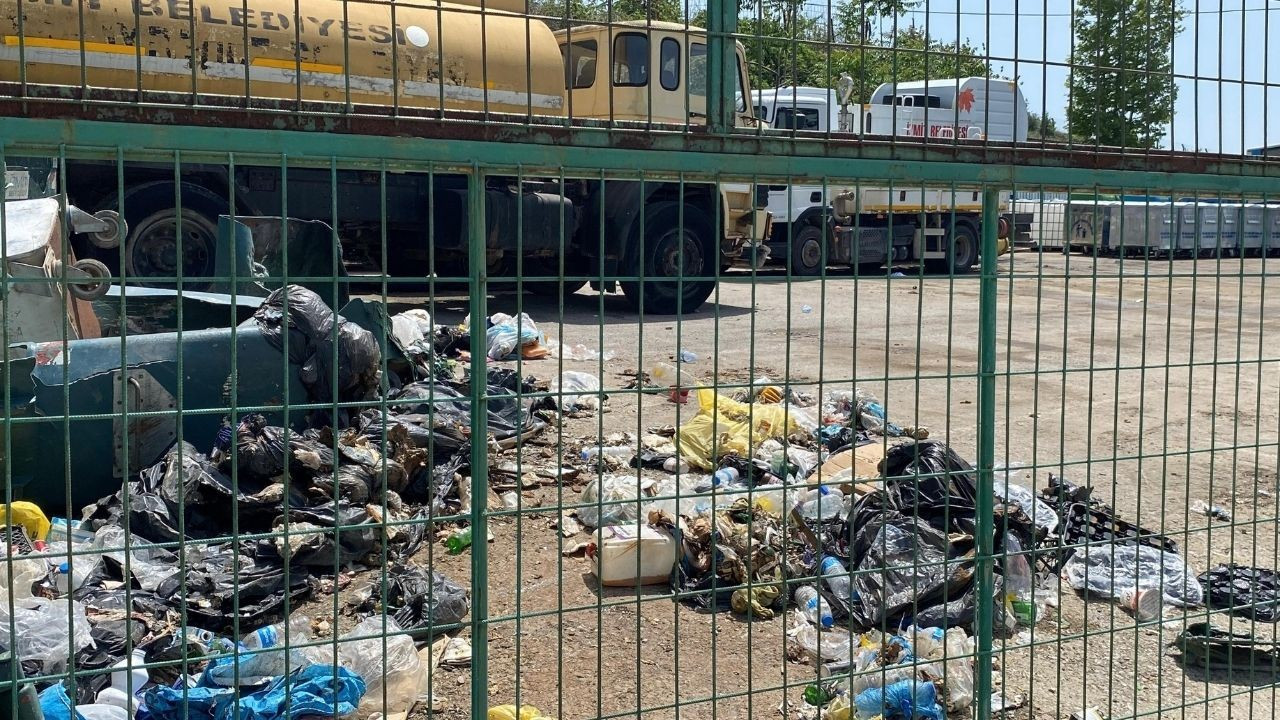 İzmit Belediyesi Temizlik İşleri Müdürlüğü adeta çöplüğe döndü