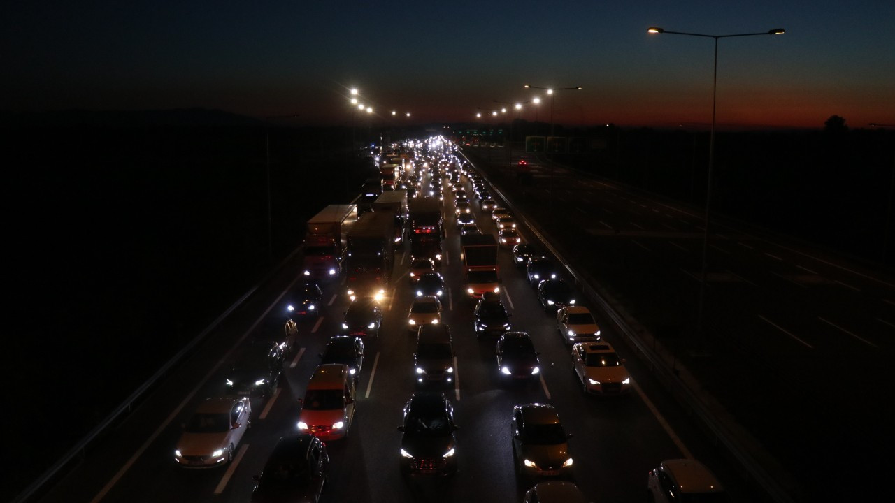 Bayram tatili göçü başladı: Otoyolun kesişim noktasında trafik durdu
