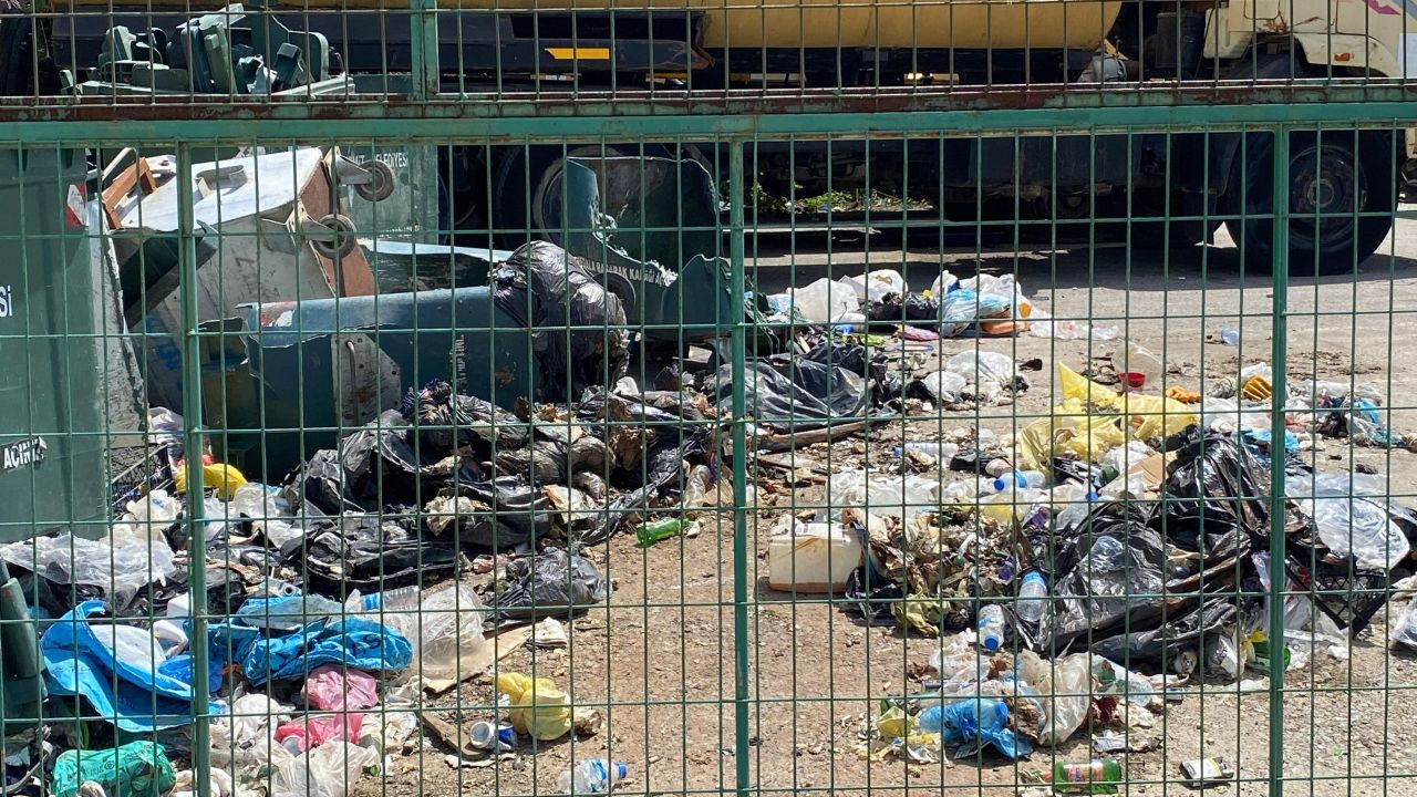 İzmit Belediyesi Temizlik İşleri Müdürlüğü adeta çöplüğe döndü - Sayfa 1