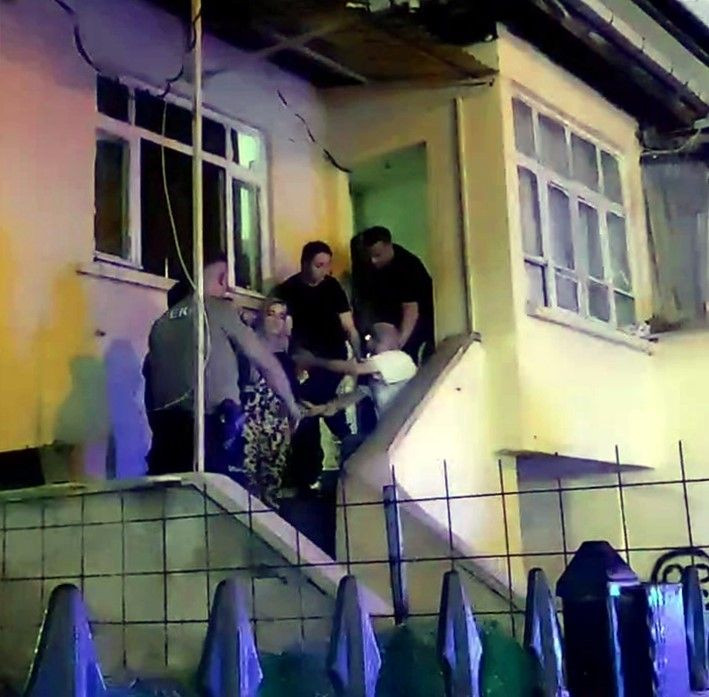 Bayrama bıçaklı tartışmayla girdiler: 2 gözaltı - Sayfa 1