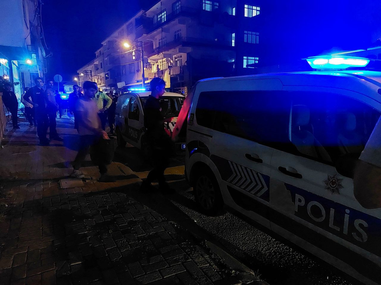 Bayrama bıçaklı tartışmayla girdiler: 2 gözaltı - Sayfa 2