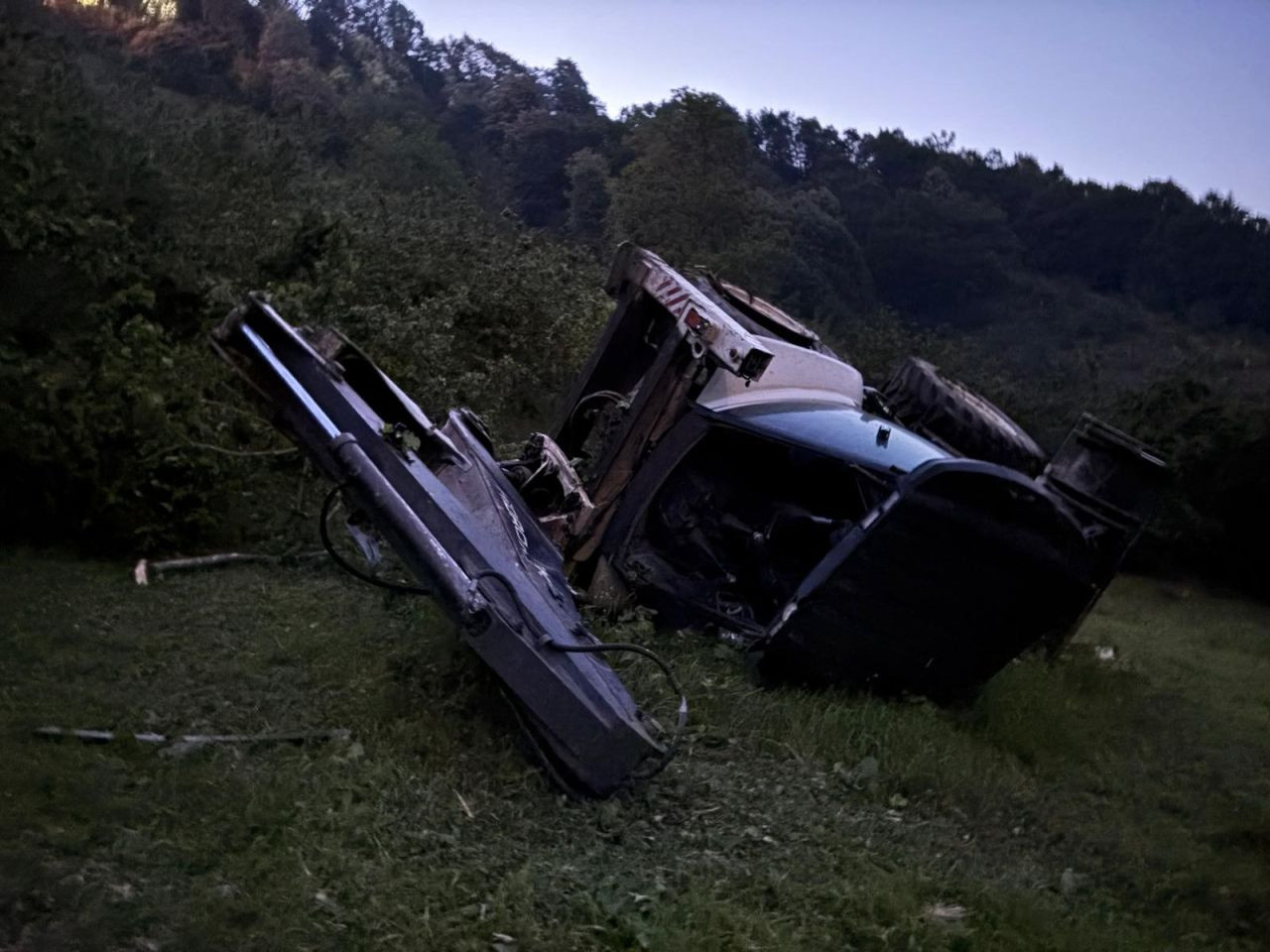 Yamaçtan yuvarlanan iş makinesinden atlayarak kurtuldu - Sayfa 1