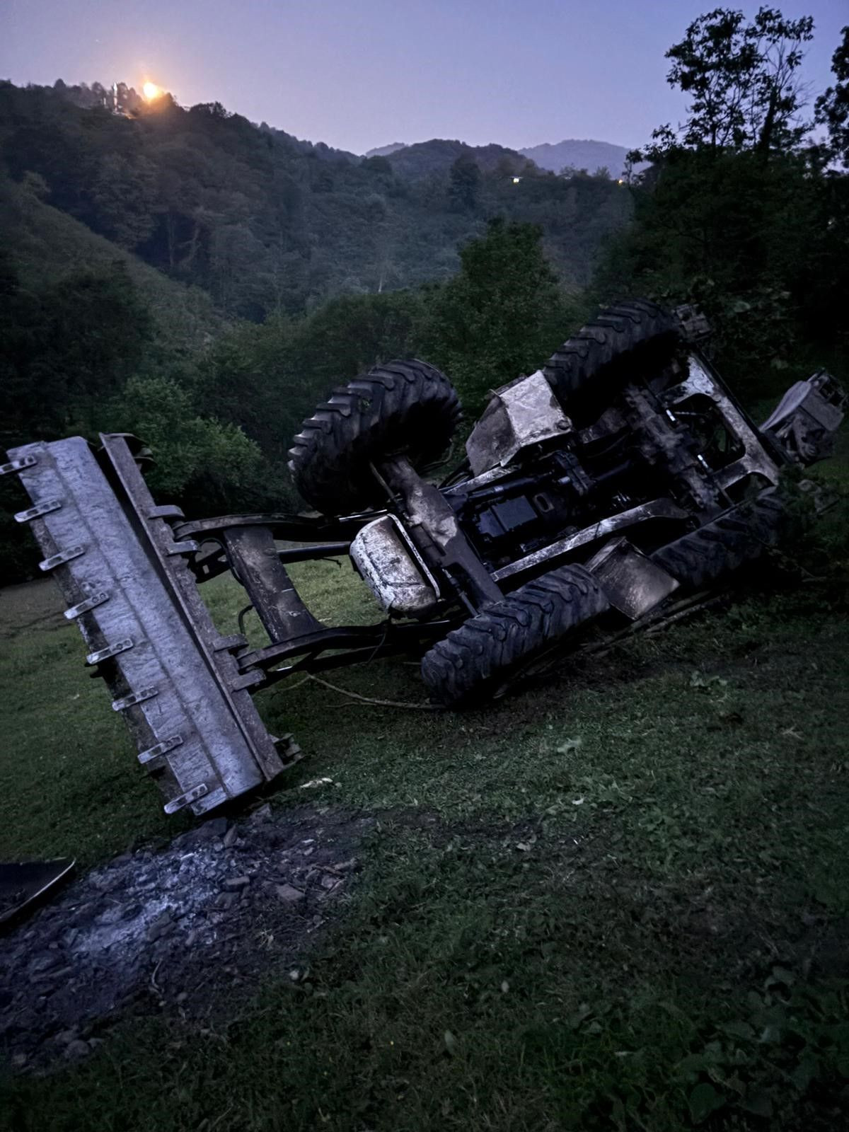 Yamaçtan yuvarlanan iş makinesinden atlayarak kurtuldu - Sayfa 2
