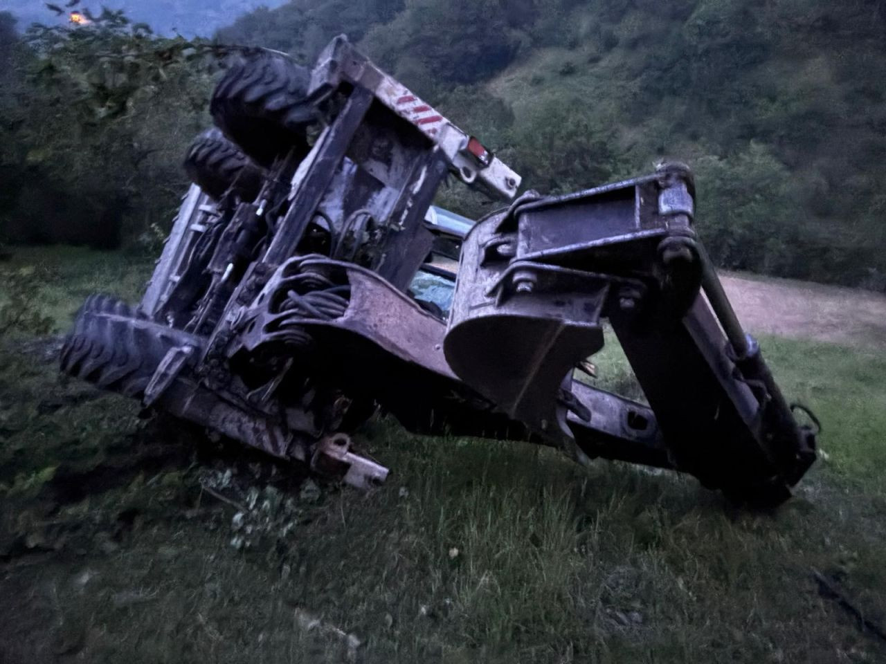 Yamaçtan yuvarlanan iş makinesinden atlayarak kurtuldu - Sayfa 4