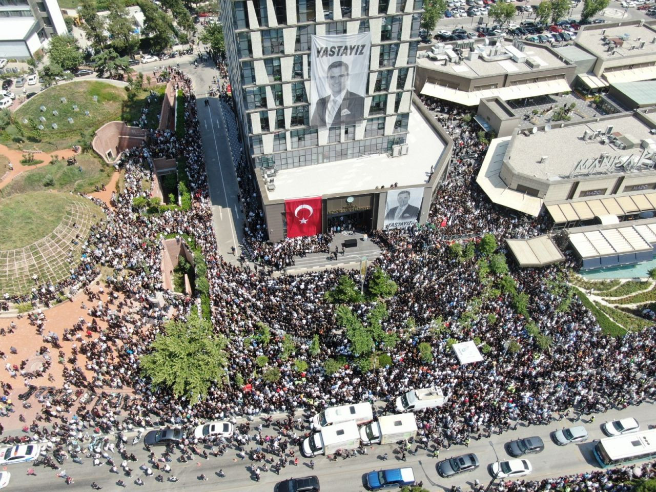 Belediye önüne Başkan Zeyrek’e acı veda - Sayfa 1
