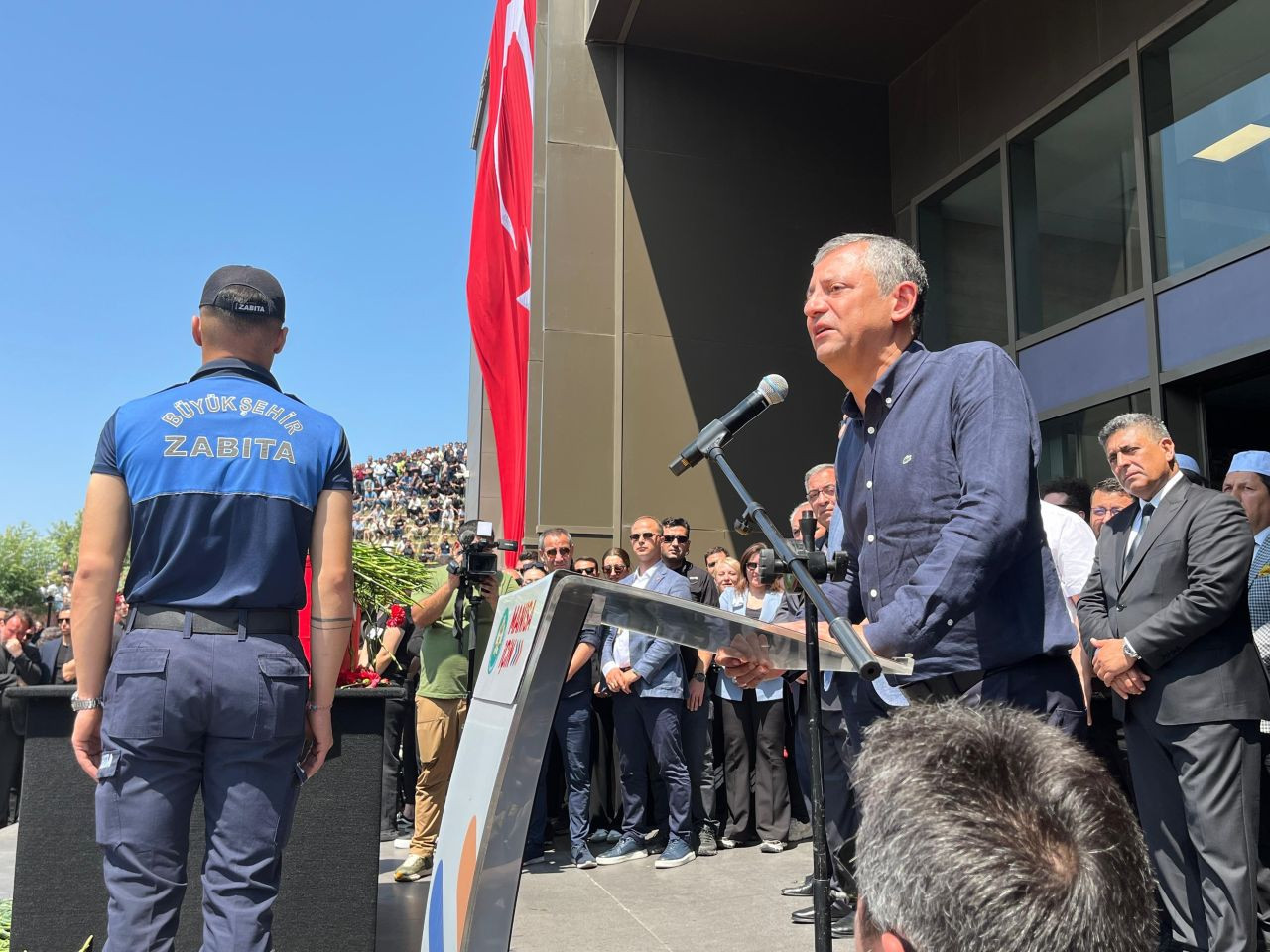 Belediye önüne Başkan Zeyrek’e acı veda - Sayfa 3