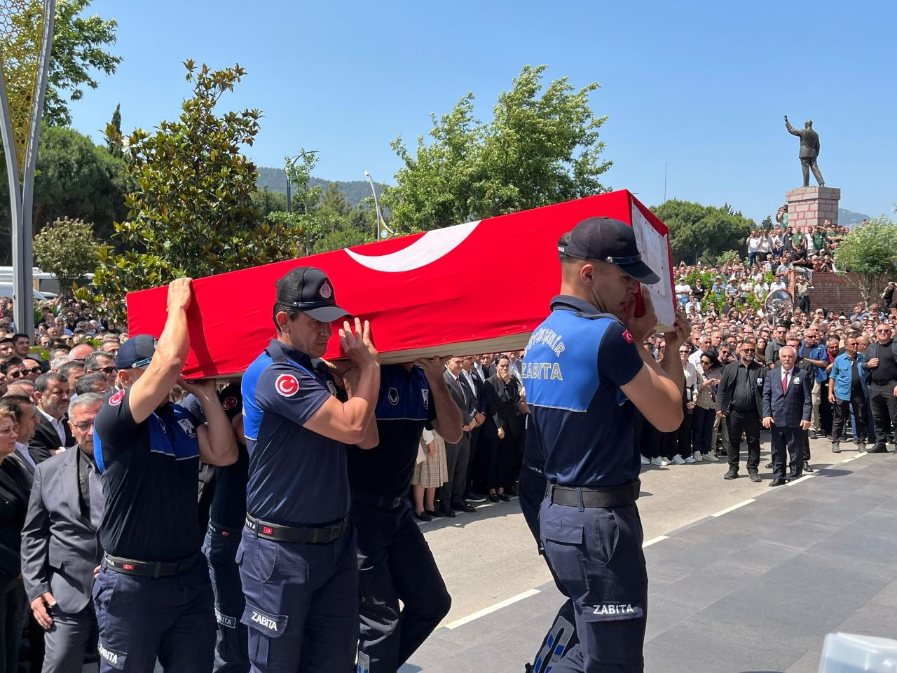 Belediye önüne Başkan Zeyrek’e acı veda - Sayfa 4