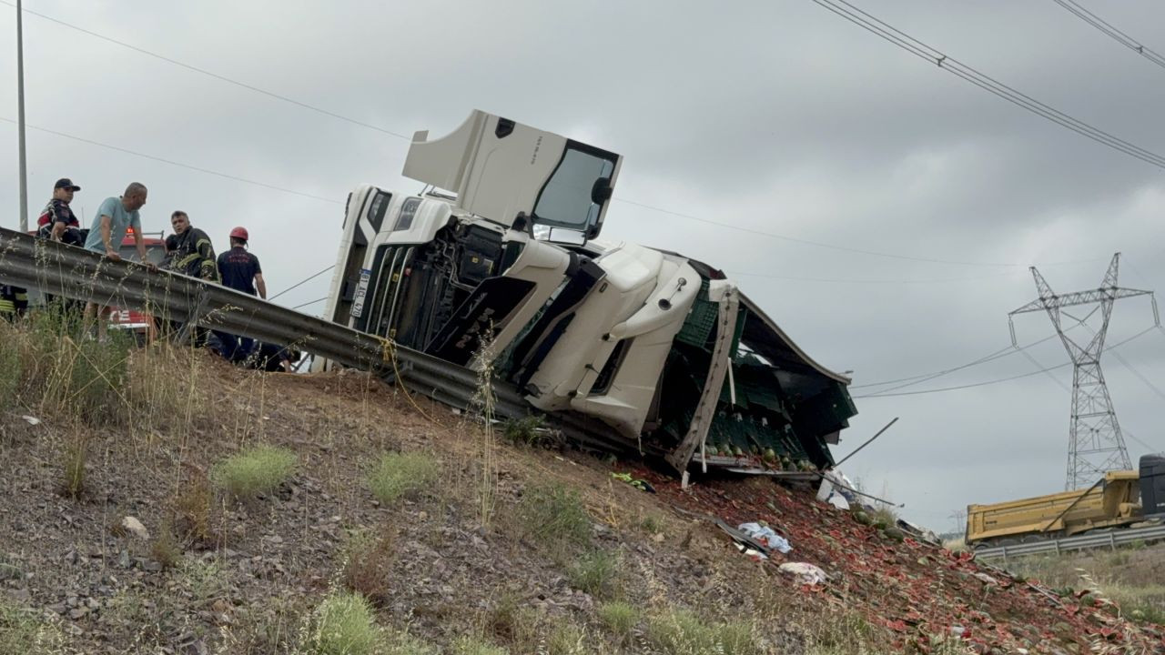 Karpuz yüklü tır devrildi: 1 ölü, 3 yaralı - Sayfa 1
