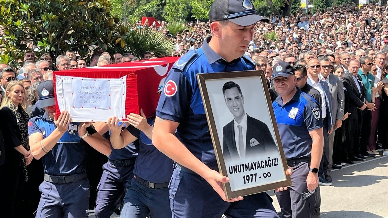 Belediye önüne Başkan Zeyrek’e acı veda