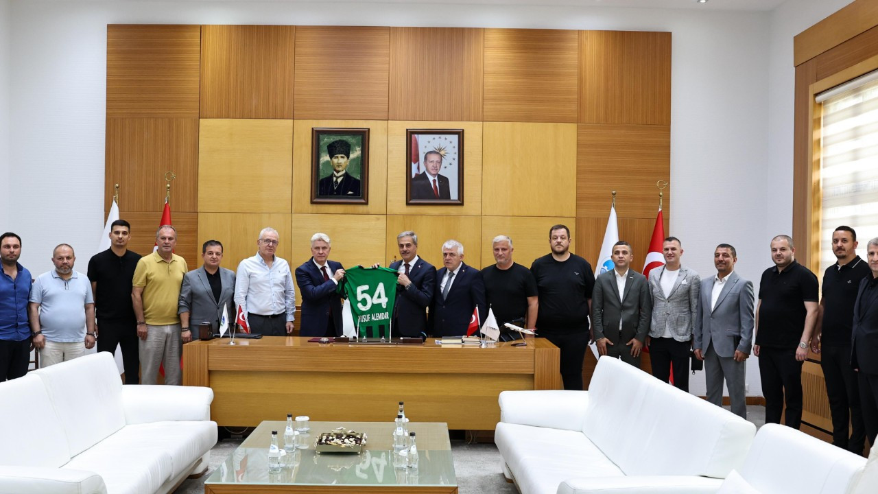 Sakaryaspor yeniden şehrimize gurur yaşatacak başarılara imza atmalı