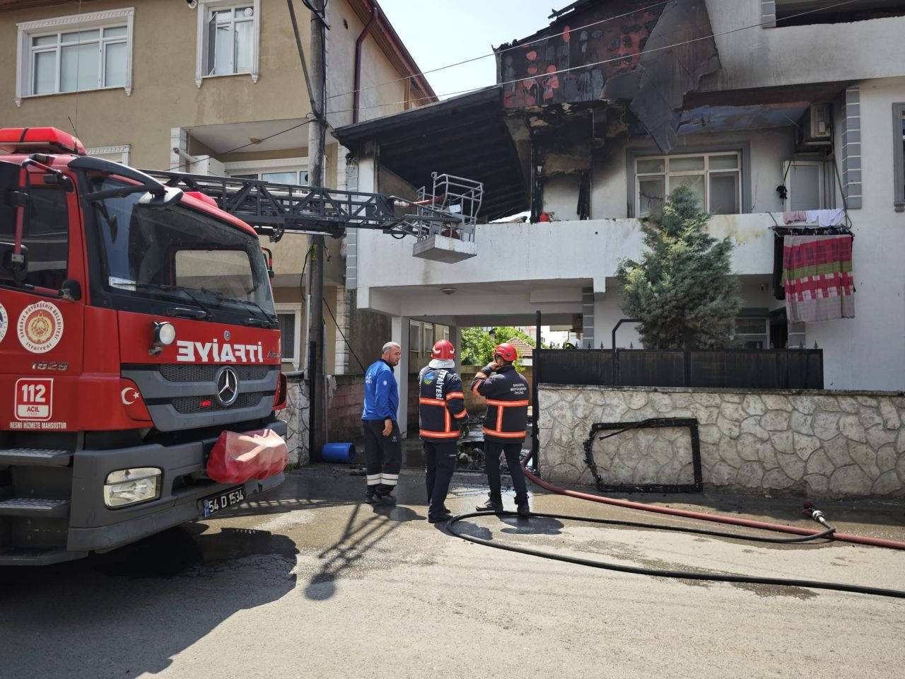 Alevlere teslim olan ev itfaiye ekiplerince söndürüldü - Sayfa 1