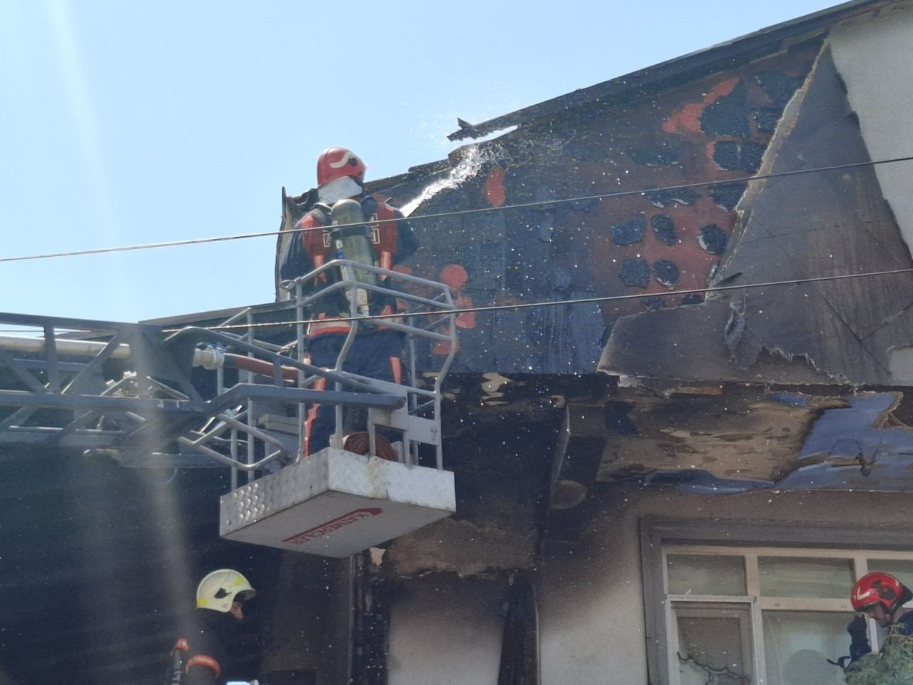 Alevlere teslim olan ev itfaiye ekiplerince söndürüldü - Sayfa 2