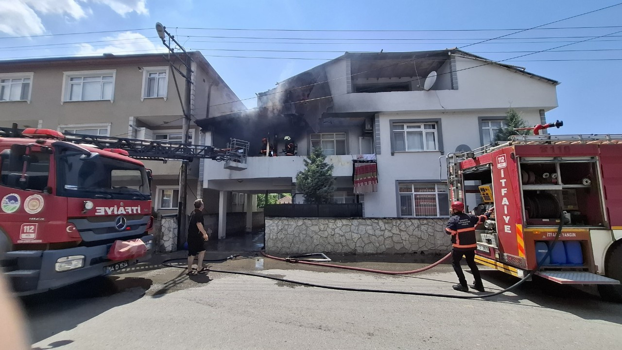 Alevlere teslim olan ev itfaiye ekiplerince söndürüldü