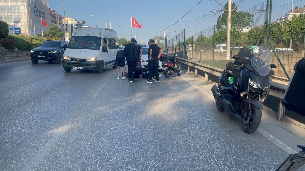 Trafik durunca, aradan ilerleyen motosikletler birbirine girdi - Sayfa 1