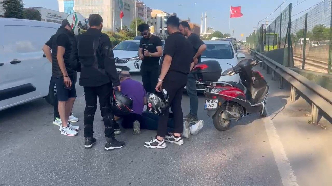 Trafik durunca, aradan ilerleyen motosikletler birbirine girdi - Sayfa 2