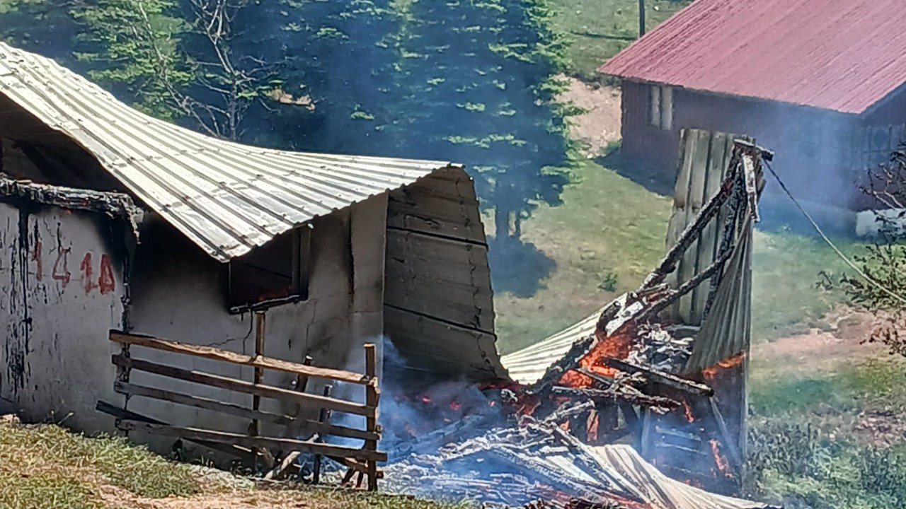 Yayla evi alev alev yandı