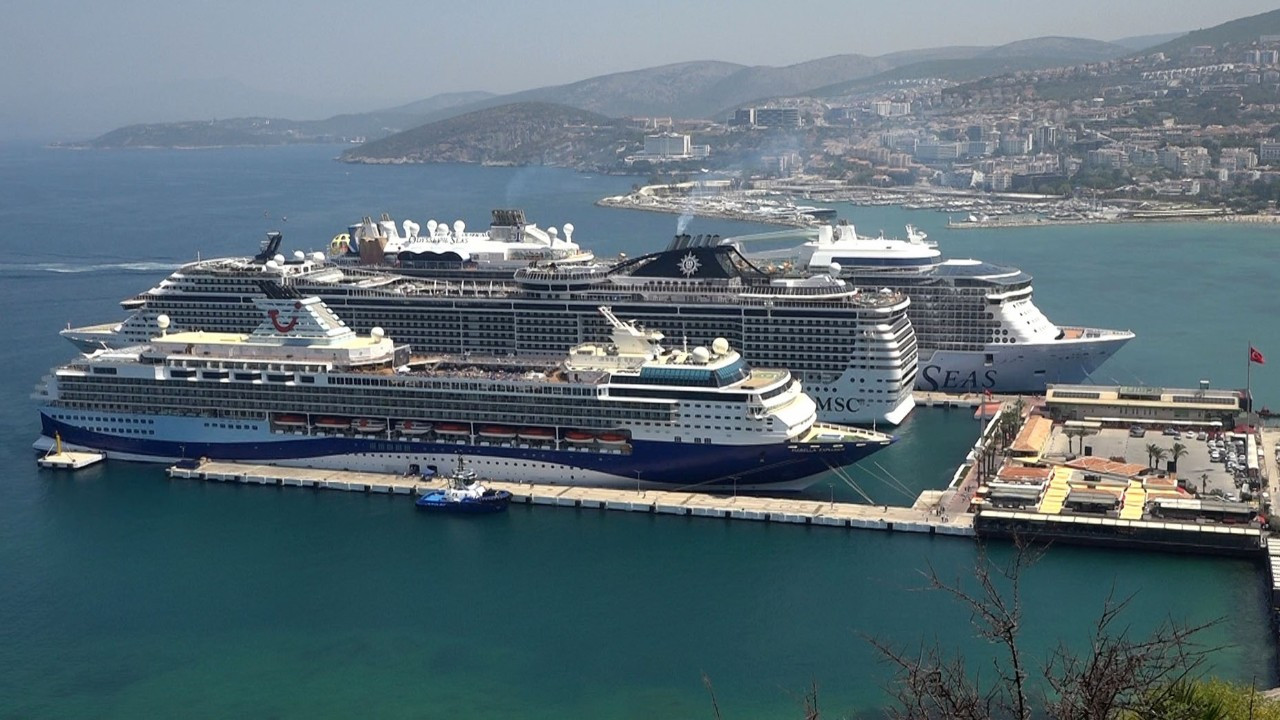 Kuşadası'na üç gemiyle toplam 9 bin 600 turist geldi