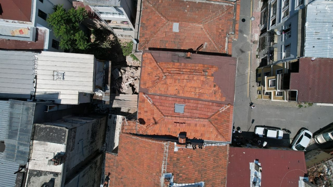 Fatih'te 3 katlı binanın balkonu çöktü, bina tahliye edildi - Sayfa 1