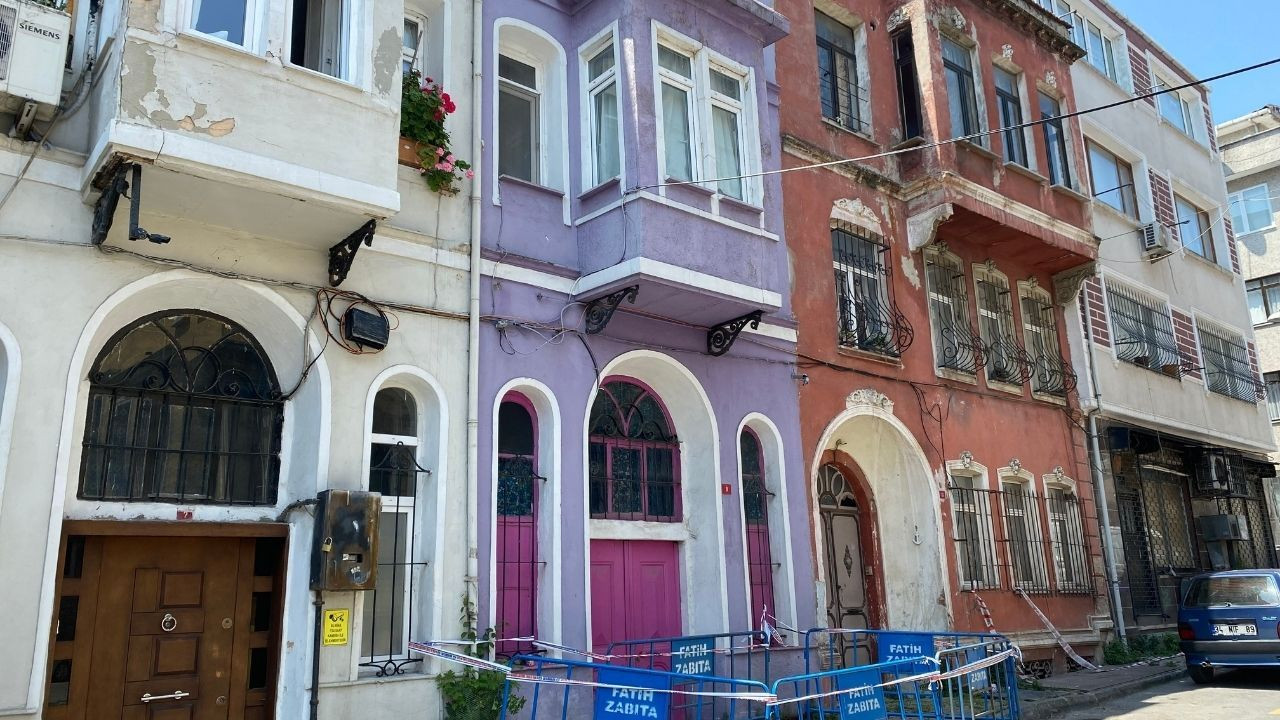 Fatih'te 3 katlı binanın balkonu çöktü, bina tahliye edildi - Sayfa 2