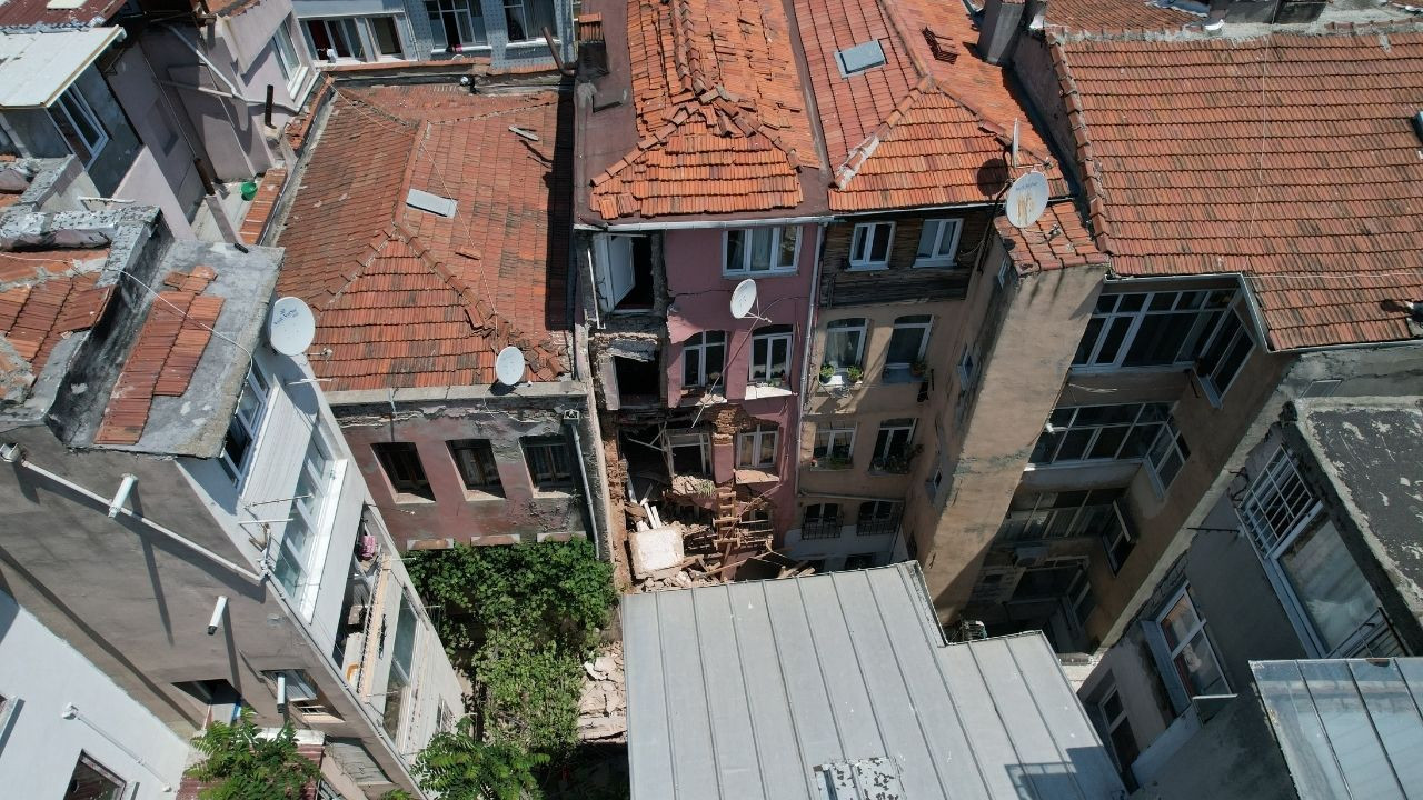 Fatih'te 3 katlı binanın balkonu çöktü, bina tahliye edildi - Sayfa 3