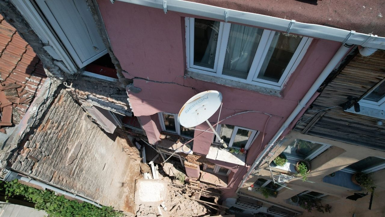 Fatih'te 3 katlı binanın balkonu çöktü, bina tahliye edildi - Sayfa 4