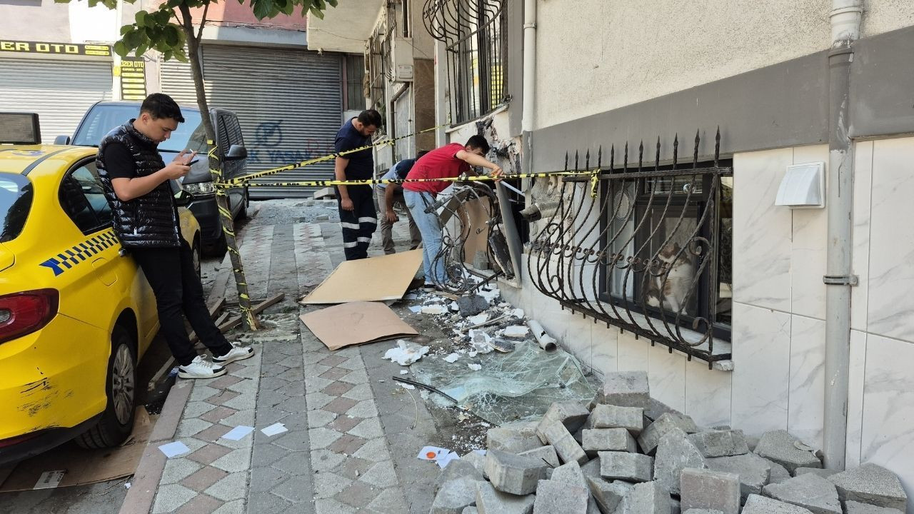 Sultangazi’de yokuş aşağı inerken freni boşalan kamyonet binaya çarptı - Sayfa 3
