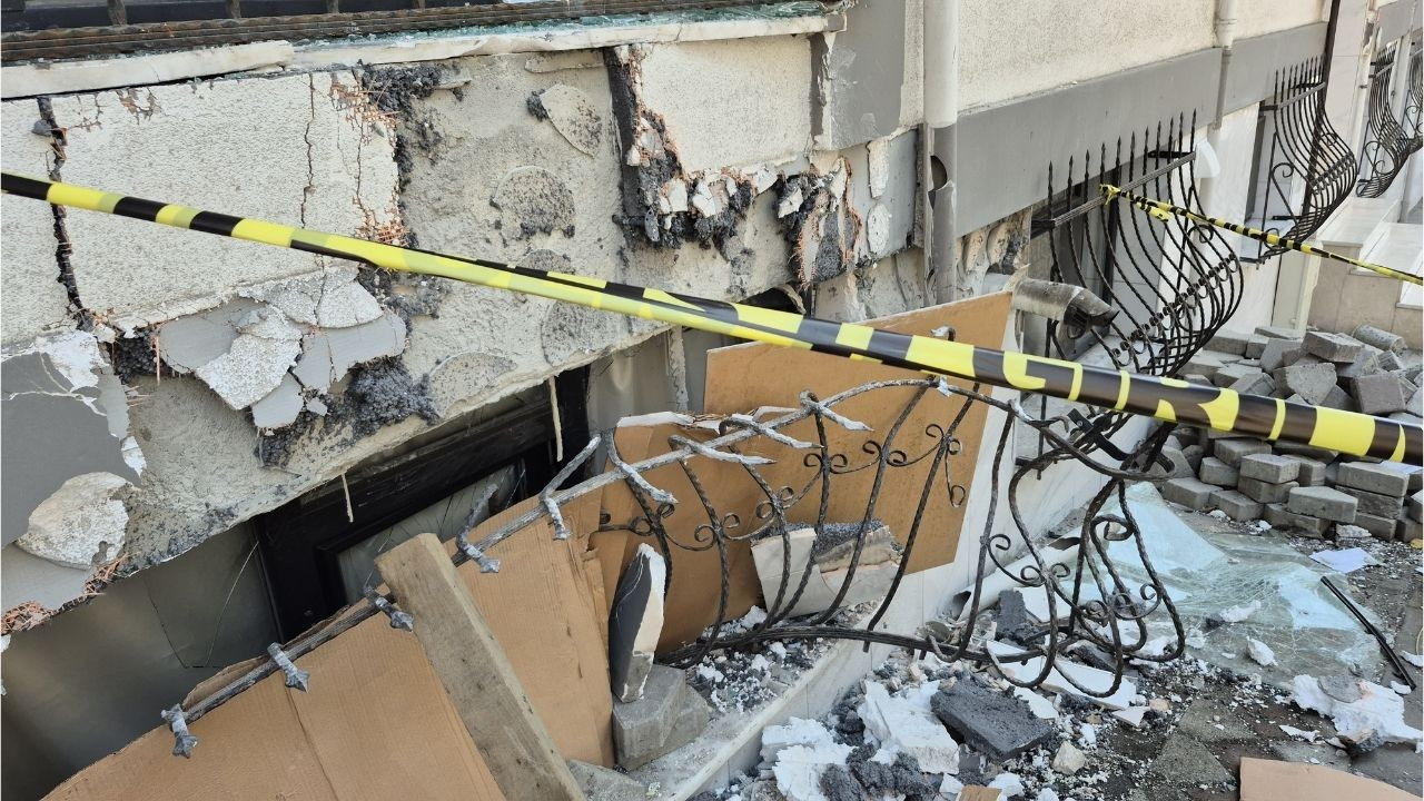 Sultangazi’de yokuş aşağı inerken freni boşalan kamyonet binaya çarptı