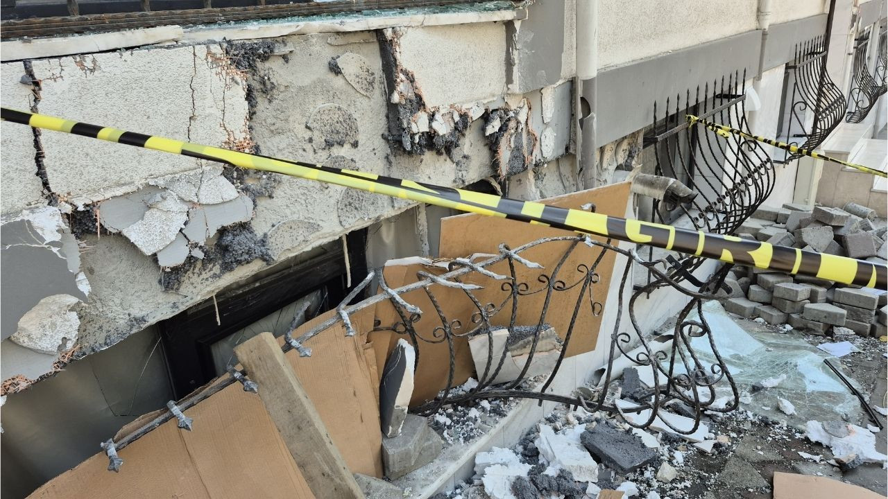 Sultangazi’de yokuş aşağı inerken freni boşalan kamyonet binaya çarptı - Sayfa 4