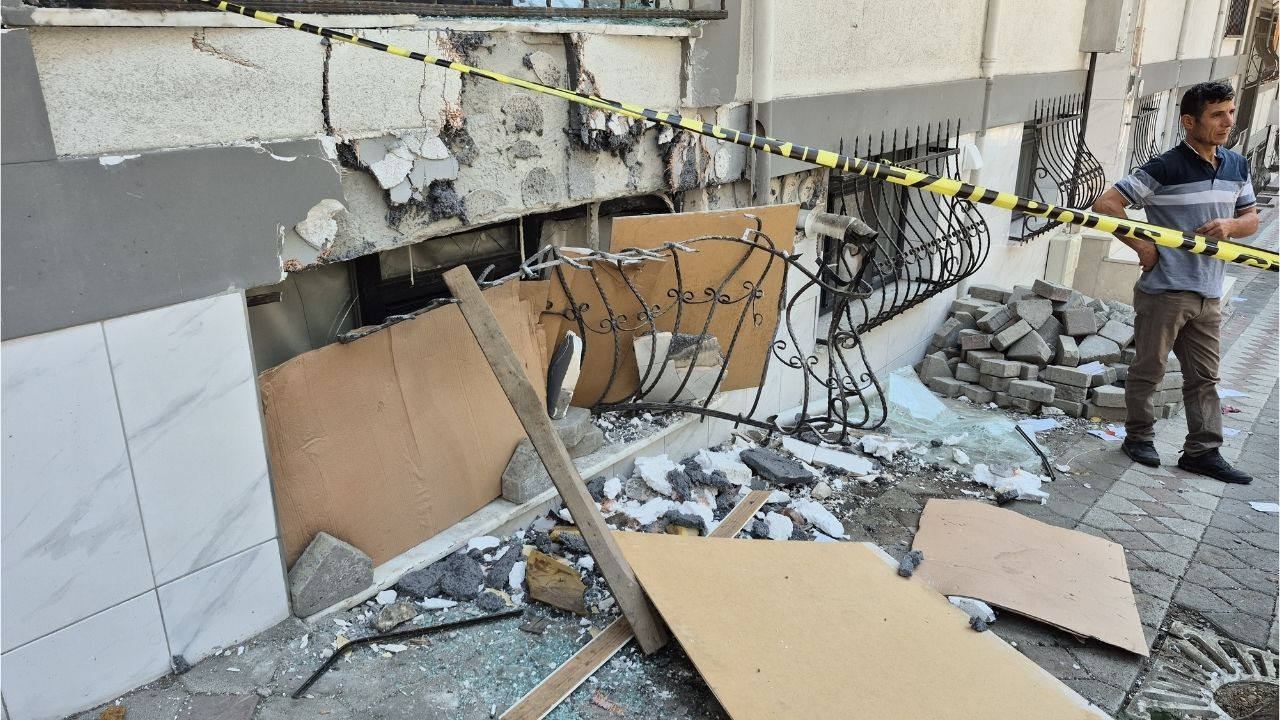 Sultangazi’de yokuş aşağı inerken freni boşalan kamyonet binaya çarptı - Sayfa 5